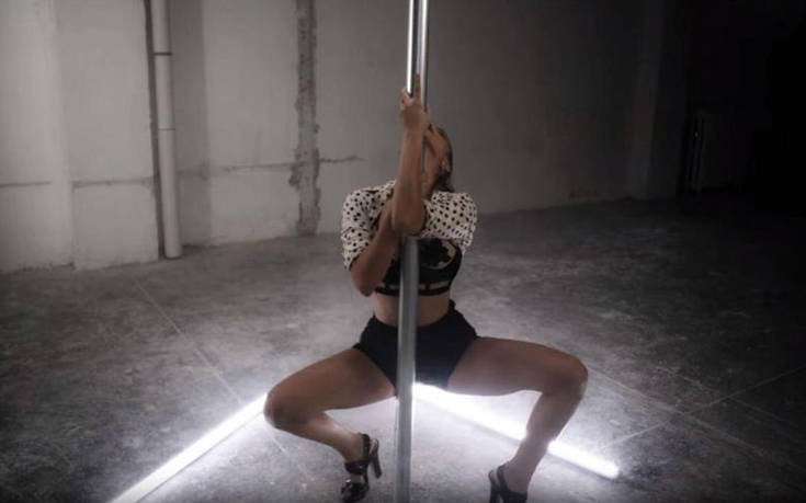 Η Barbara Palvin χορεύει pole dancing και καίει καρδιές