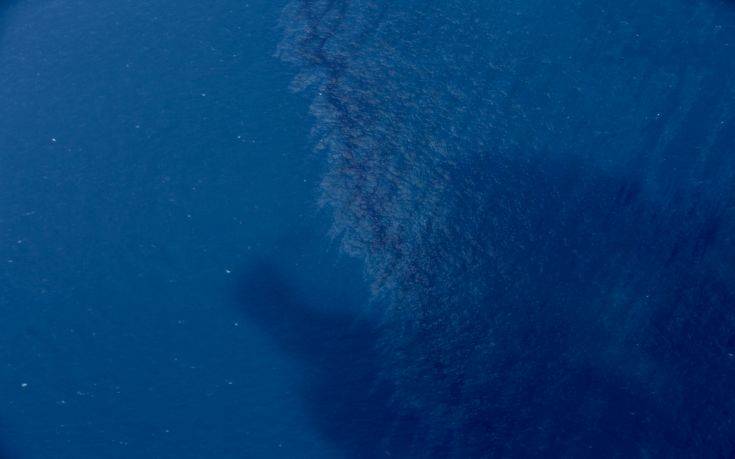 Πετρελαιοκηλίδες 100 τετραγωνικών χιλιομέτρων πάνω από το βυθισμένο τάνκερ στην Κίνα