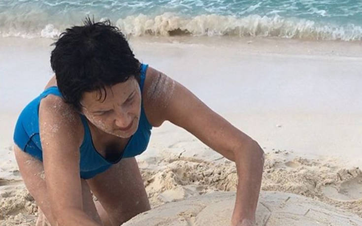 Η Άλκηστις Πρωτοψάλτη φτιάχνει χελώνα στην άμμο