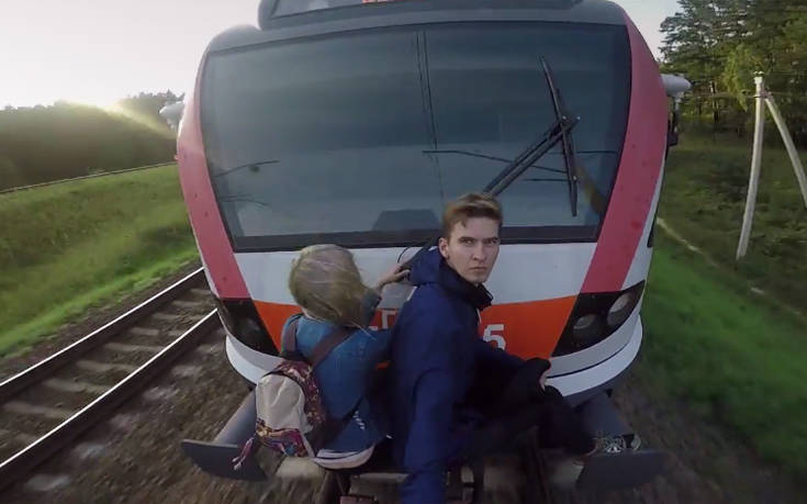 Ζευγάρι καβαλά τρένο επιδεικνύοντας τι είναι το… trainsurfing