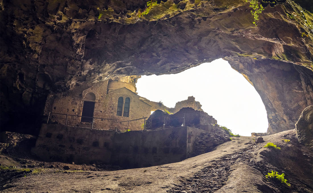 Η σπηλιά της Πεντέλης που συνδέθηκε με έναν διαβόητο λήσταρχο