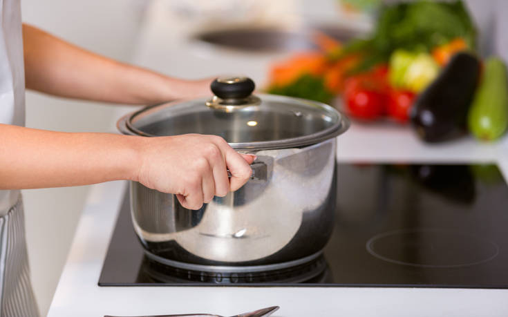 Πώς να διώξετε εύκολα τις δύσκολες βρωμιές από τα μαγειρικά σκεύη