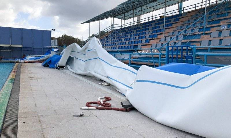 Ζημιές στο κολυμβητήριο των Χανίων προκάλεσαν οι ισχυροί άνεμοι