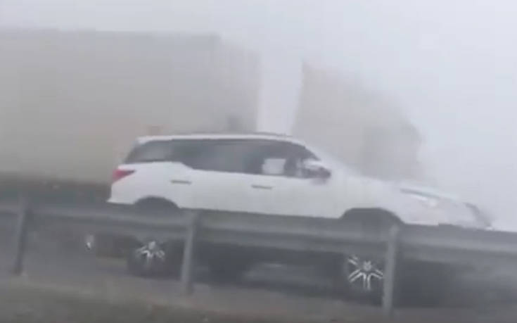 Φορτηγό παρασύρει αυτοκίνητα λόγω της ομίχλης