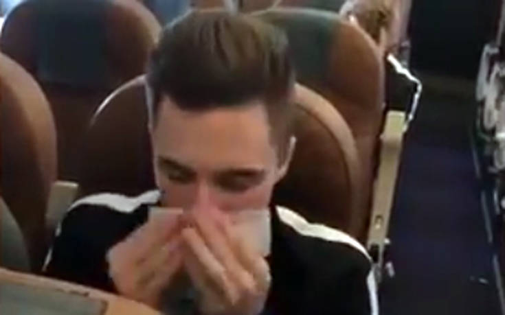 Προκλητικός ποδοσφαιριστής σκουπίζει τη μύτη του με χαρτονόμισμα