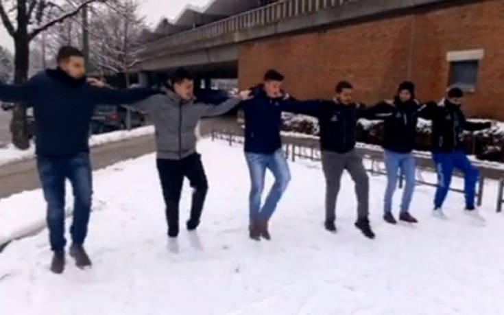 Κρητικοί χόρεψαν πεντοζάλι πάνω στο χιόνι στη Γερμανία