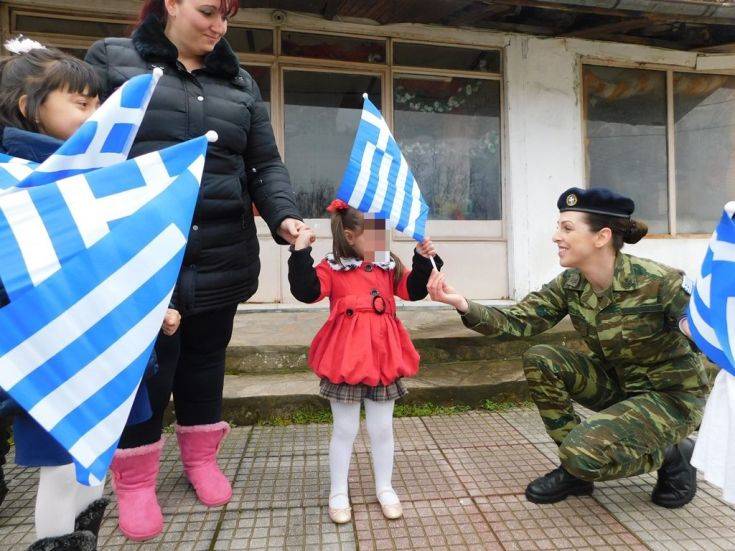 Αξιωματικοί του Στρατού Ξηράς μοίρασαν σημαιάκια σε μικρά παιδιά