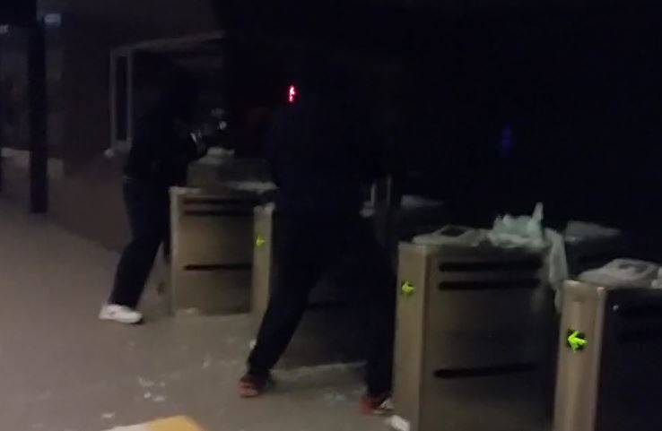 Βίντεο από την επίθεση στον σταθμό του ΗΣΑΠ τα ξημερώματα