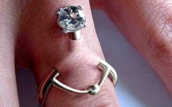 Ξεχάστε το παραδοσιακό δαχτυλίδι, η μόδα προστάζει τώρα… γαμήλιο piercing