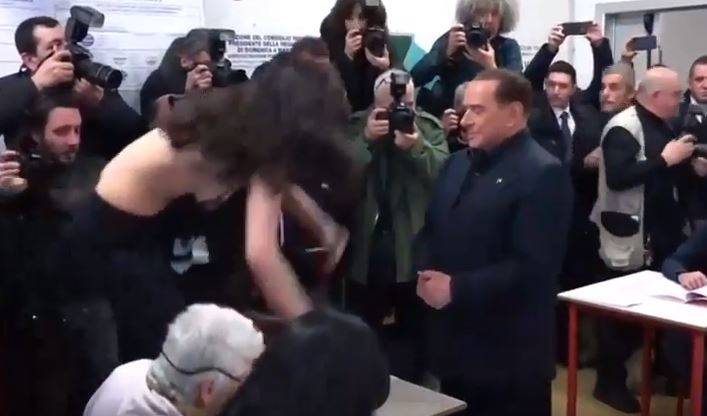 Γυμνόστηθη ακτιβίστρια Femen στον Μπερλουσκόνι την ώρα που ψηφίζει