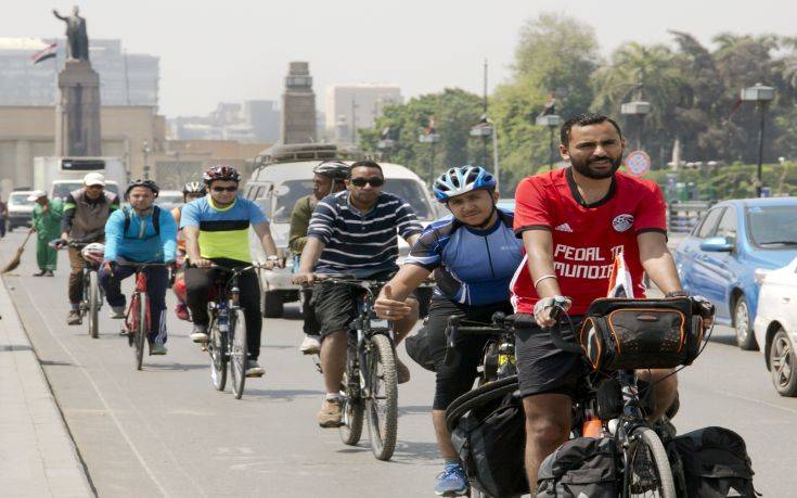 Αιγύπτιος ταξιδεύει με ποδήλατο στη Ρωσία για να δει την ομάδα του στο Μουντιάλ