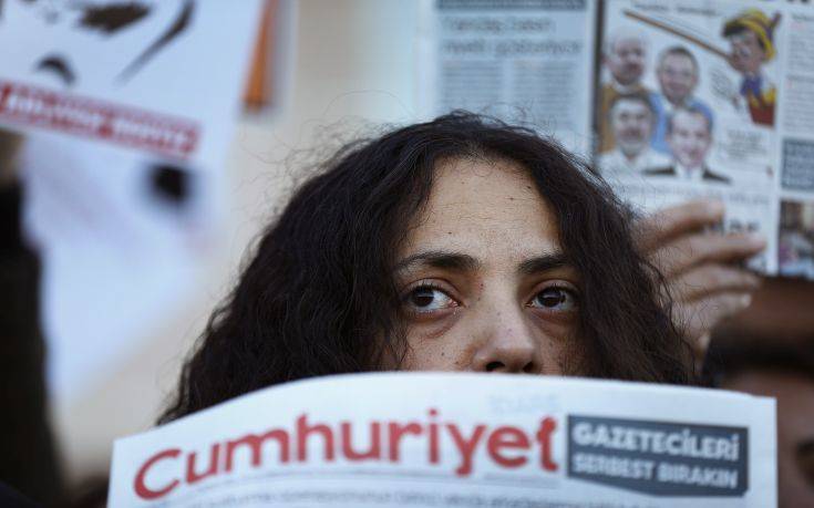 Τουρκικό δικαστήριο διατήρησε τις ποινές φυλάκισης για δημοσιογράφους της Cumhuriyet