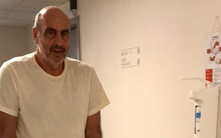 Ο Γιώργος Βουλγαράκης στο νοσοκομείο με πατερίτσες μετά το τροχαίο