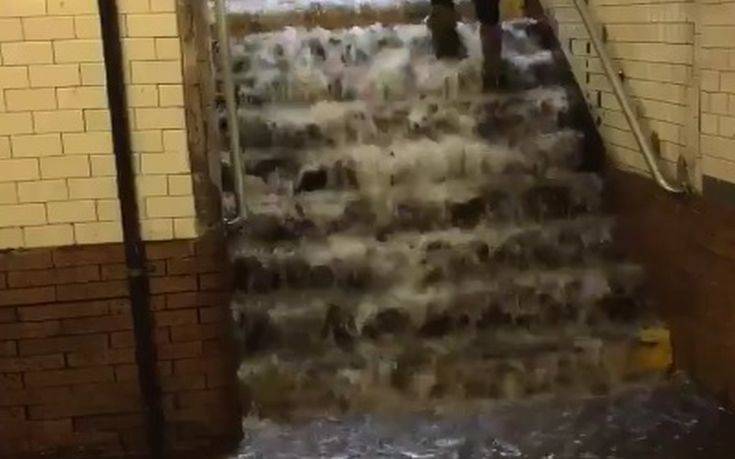 Πλημμύρισε από τις καταρρακτώδεις βροχές το μετρό στη Νέα Υόρκη