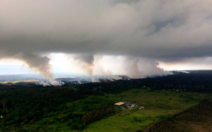 Στάχτη και καπνός στον ουρανό από την έκρηξη του ηφαιστείου Κιλαουέα