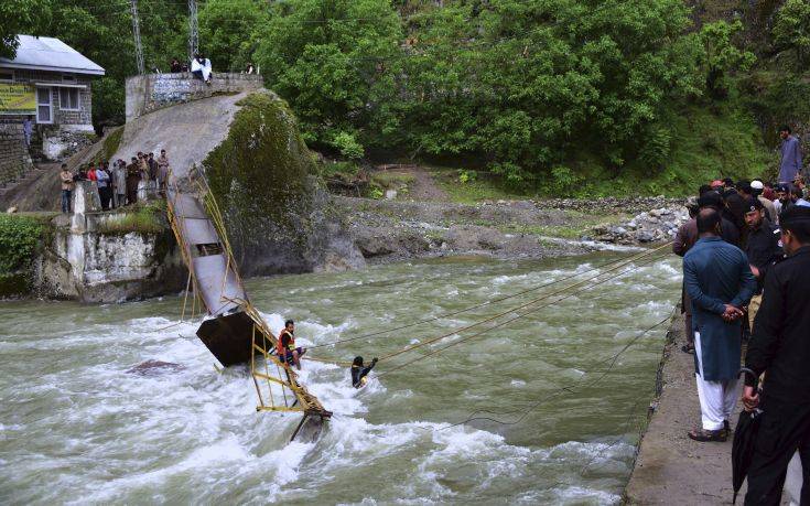 Φοιτητές χάθηκαν στα νερά μετά την κατάρρευση γέφυρας στο Κασμίρ