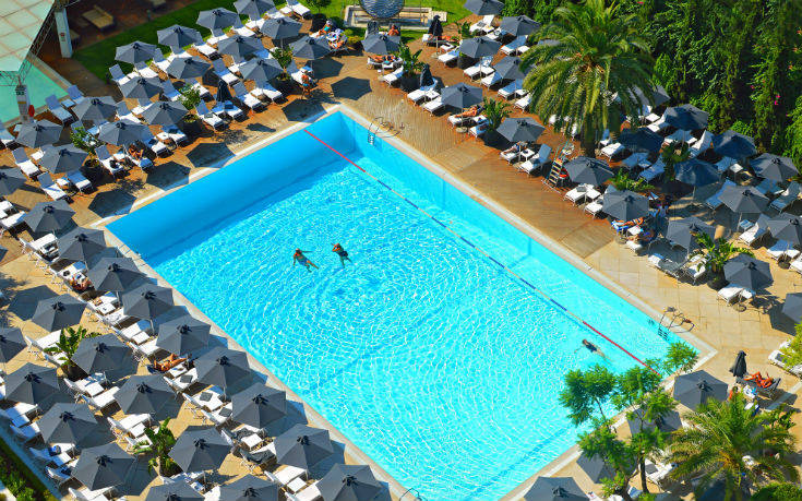 Η πισίνα του Hilton Αθηνών υποδέχεται το καλοκαίρι με ανανεωμένη εμφάνιση