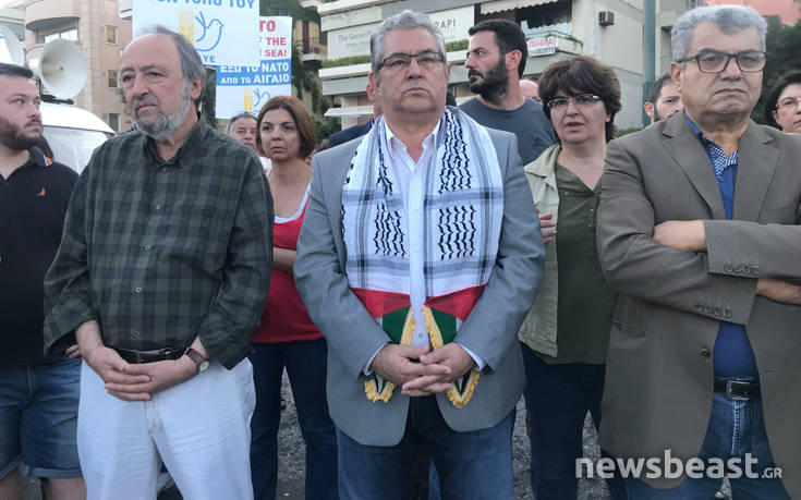 Με παλαιστινιακό μαντήλι ο Κουτσούμπας στη συγκέντρωση στην ισραηλινή πρεσβεία