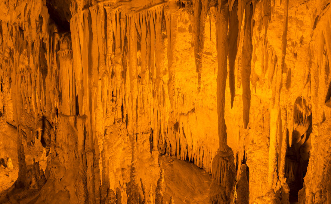 Συναρπαστική ξενάγηση στο σπήλαιο Περάματος