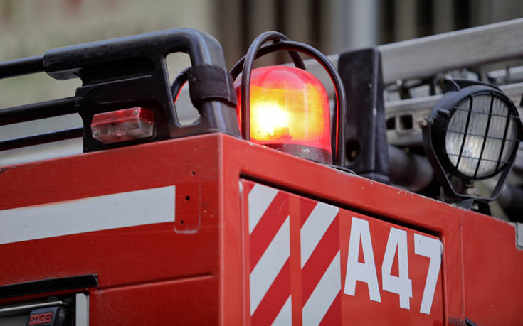 Κόρινθος: Στις φλόγες τυλίχτηκε ΙΧ φορτηγάκι