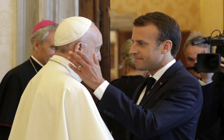 Κανείς δε γέλασε με το αστειάκι του Μακρόν μπροστά στον πάπα Φραγκίσκο