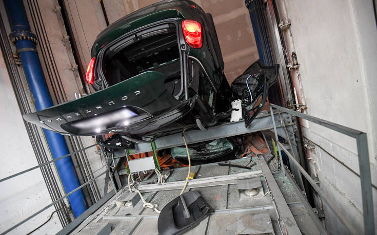 Σοκαριστικές φωτογραφίες από το αυτοκίνητο που έπεσε σε φρεάτιο ασανσέρ