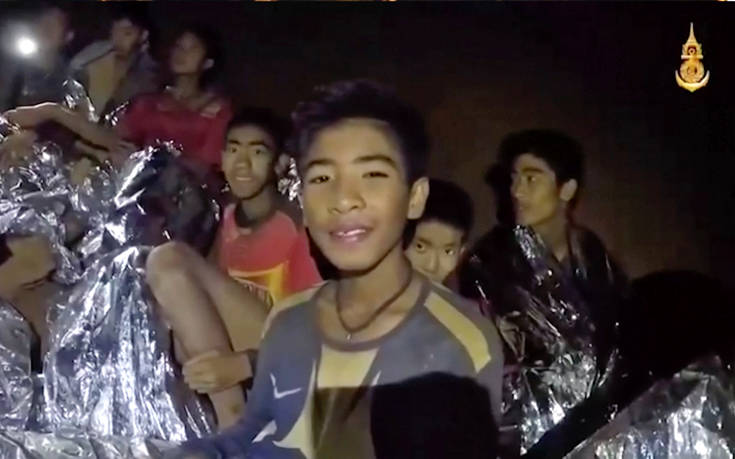 Νέες εικόνες από τα παιδιά που παραμένουν εγκλωβισμένα στο σπήλαιο στην Ταΐλάνδη