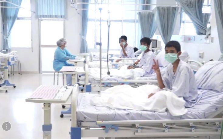 Οι 12 «Αγριόχοιροι» με μάσκες μέσα στο νοσοκομείο
