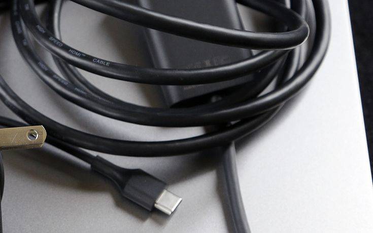 Ένας 13χρονος έβαλε USB καλώδιο στο πέος του και κατέληξε στο νοσοκομείο