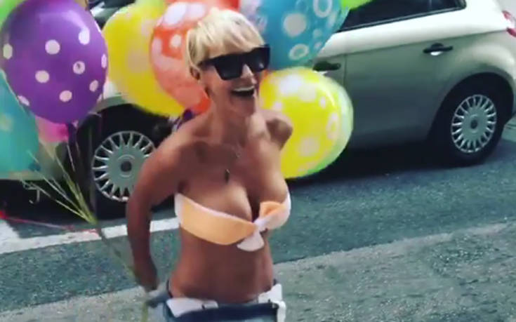 Η Νατάσα Καλογρίδη τρέχει ξυπόλητη στους δρόμους κρατώντας μπαλόνια