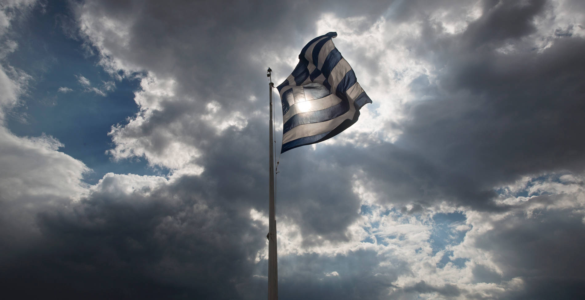 Η ελληνική σημαία και οι αυστηροί κανόνες που πρέπει να τηρούνται