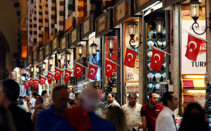 Η πτώση της λίρας και η κρίση με τις ΗΠΑ θέτουν την τουρκική οικονομία σε κατάσταση σοκ