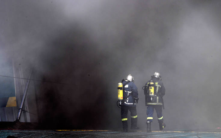 Έτσι πάλεψαν με τις φλόγες οι πυροσβέστες μέσα στο πλοίο «Ελ. Βενιζέλος»