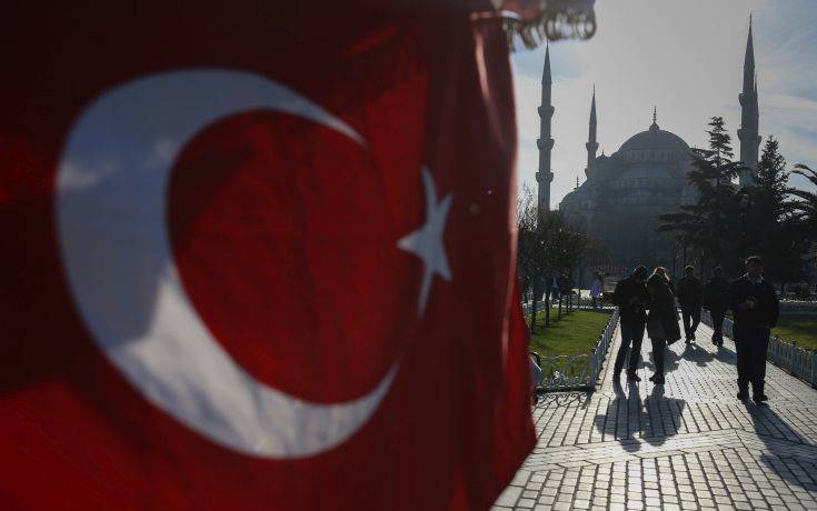 Bloomberg: Στον προθάλαμο του ΔΝΤ και των capital controls η Τουρκία