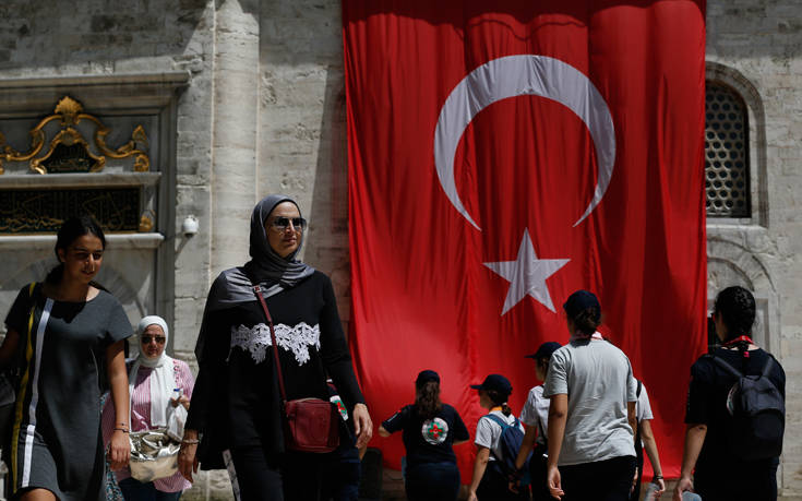 Η πρέσβειρα της Τουρκίας που ντύθηκε «Ωραία Ελένη»