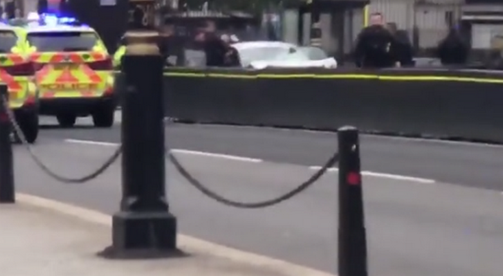 Αυτοκίνητο έπεσε στις προστατευτικές μπάρες στο Βρετανικό Κοινοβούλιο