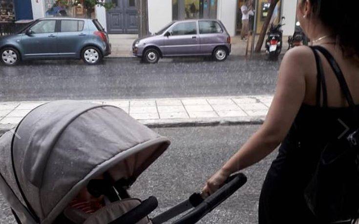 Γυναίκα οδηγός άφησε μέσα στη βροχή μητέρα με το βρέφος της στο καρότσι