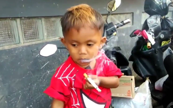 Το δύο ετών αγόρι που καπνίζει 40 τσιγάρα την ημέρα