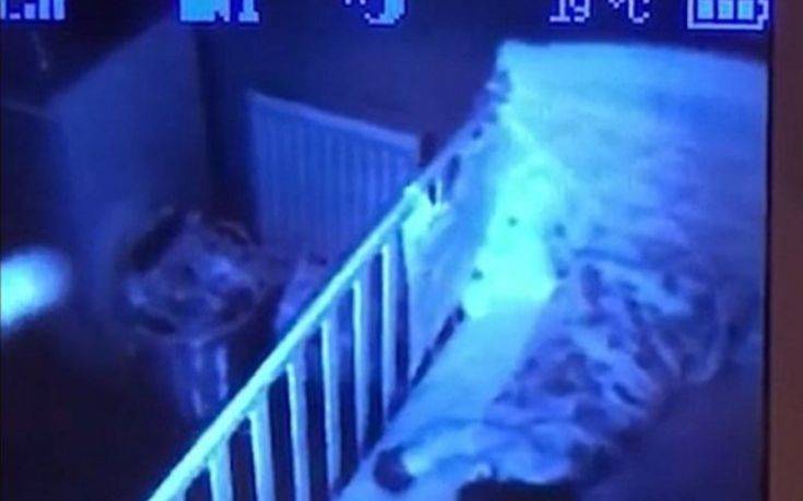Ένα λευκό φως αιωρείται δίπλα από κούνια μωρού και προκαλεί τρόμο στους γονείς