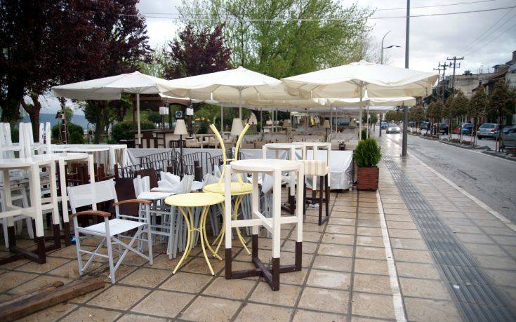 Θεσσαλονίκη: «Σήκωσαν» τραπέζια και καρέκλες που ήταν πάνω στο πεζοδρόμιο