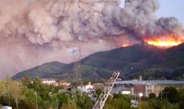 Μεγάλη φωτιά στην Τοσκάνη, εκατοντάδες απομακρύνθηκαν από τα σπίτια τους