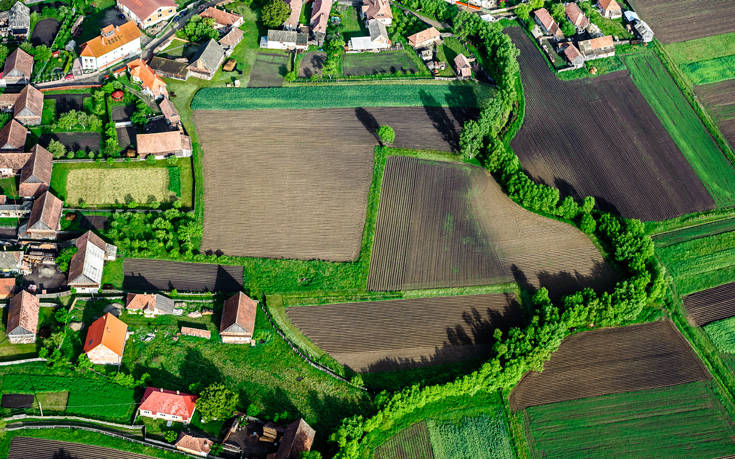 Γείτονες ξοδεύουν 11 χρόνια και 160.000 ευρώ για ένα κομμάτι γης… 76 πόντων