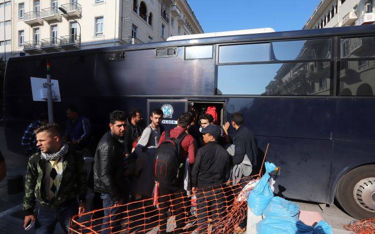 Απομακρύνθηκαν από την πλατεία Αριστοτέλους πρόσφυγες και μετανάστες