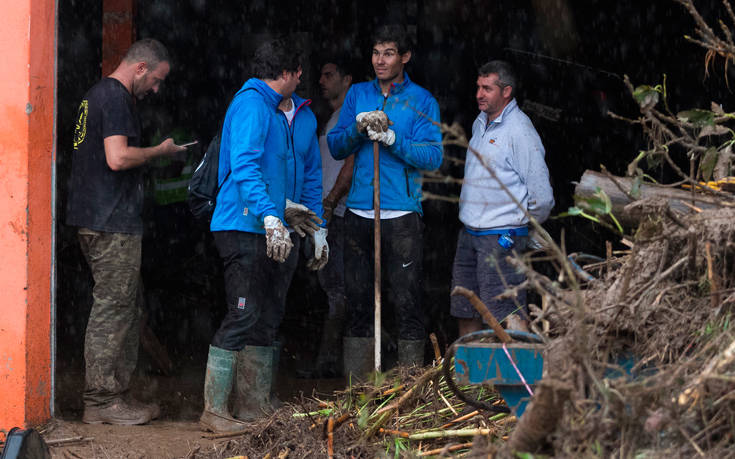 Ο Ναδάλ με γαλότσες και σκούπα βοηθά τους γείτονές του να καθαρίσουν τα μπάζα από την πλημμύρα