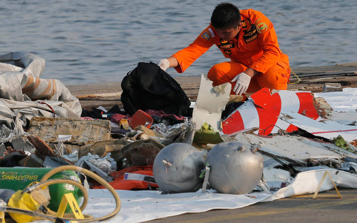 Δεν περιμένουν να βρουν επιζώντες μετά τη συντριβή του αεροσκάφους στην Ινδονησία
