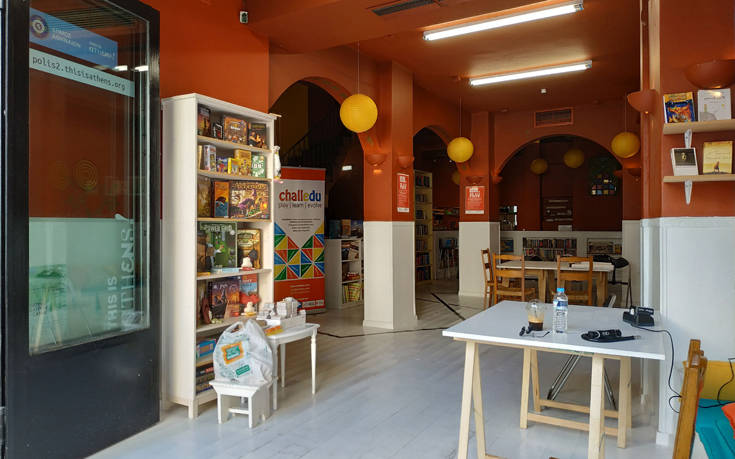Πρώην μπαρ της Πλατείας Θεάτρου γίνεται η πρώτη πολυγλωσσική βιβλιοθήκη της Αθήνας