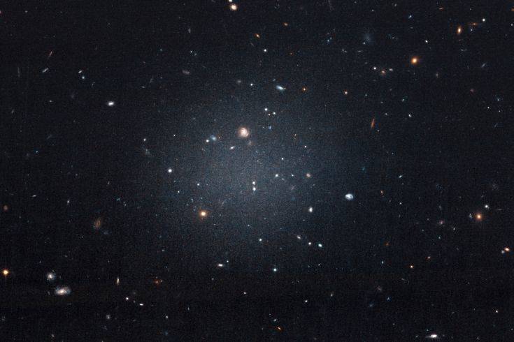 Ο μεγάλος «φαντομάς» του σύμπαντος που συγκρατεί σαν «κόλλα» τους γαλαξίες
