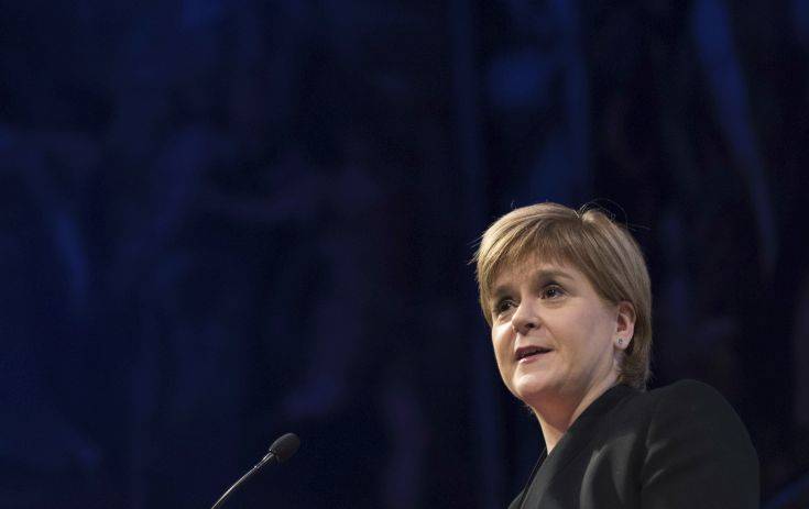 Η πρωθυπουργός της Σκωτίας Νίκολα Στέρτζον αποχωρεί από εκδήλωση με τον Στιβ Μπάνον
