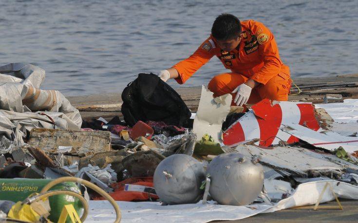 Παραμένουν άγνωστα τα αίτια της συντριβής του αεροσκάφους στην Ινδονησία