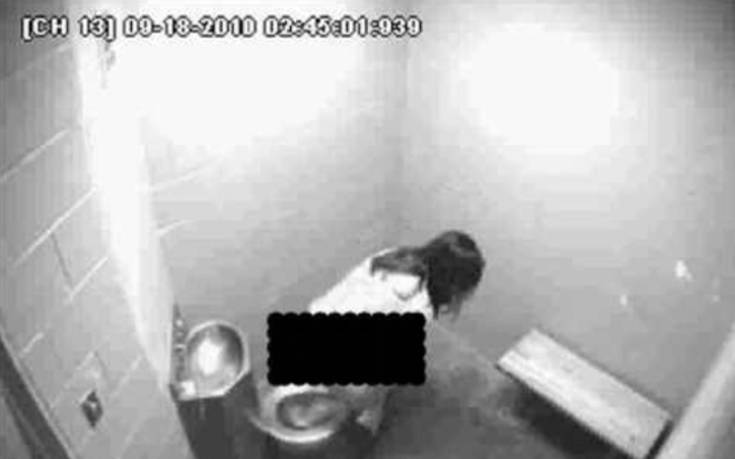 Αστυνομικοί τοποθετούσαν κρυφές κάμερες σε τουαλέτες κρατουμένων